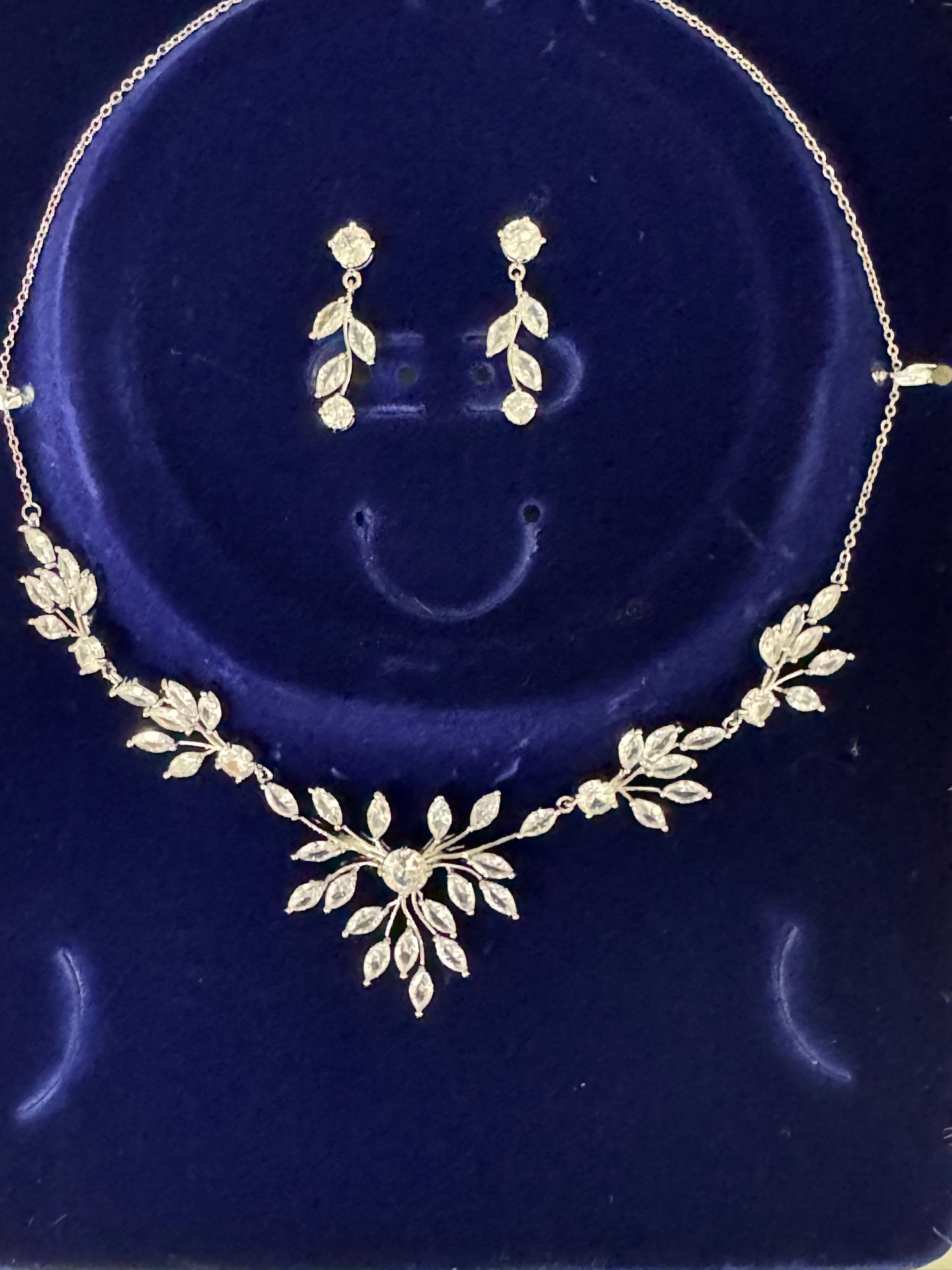 Calista necklace and earring set