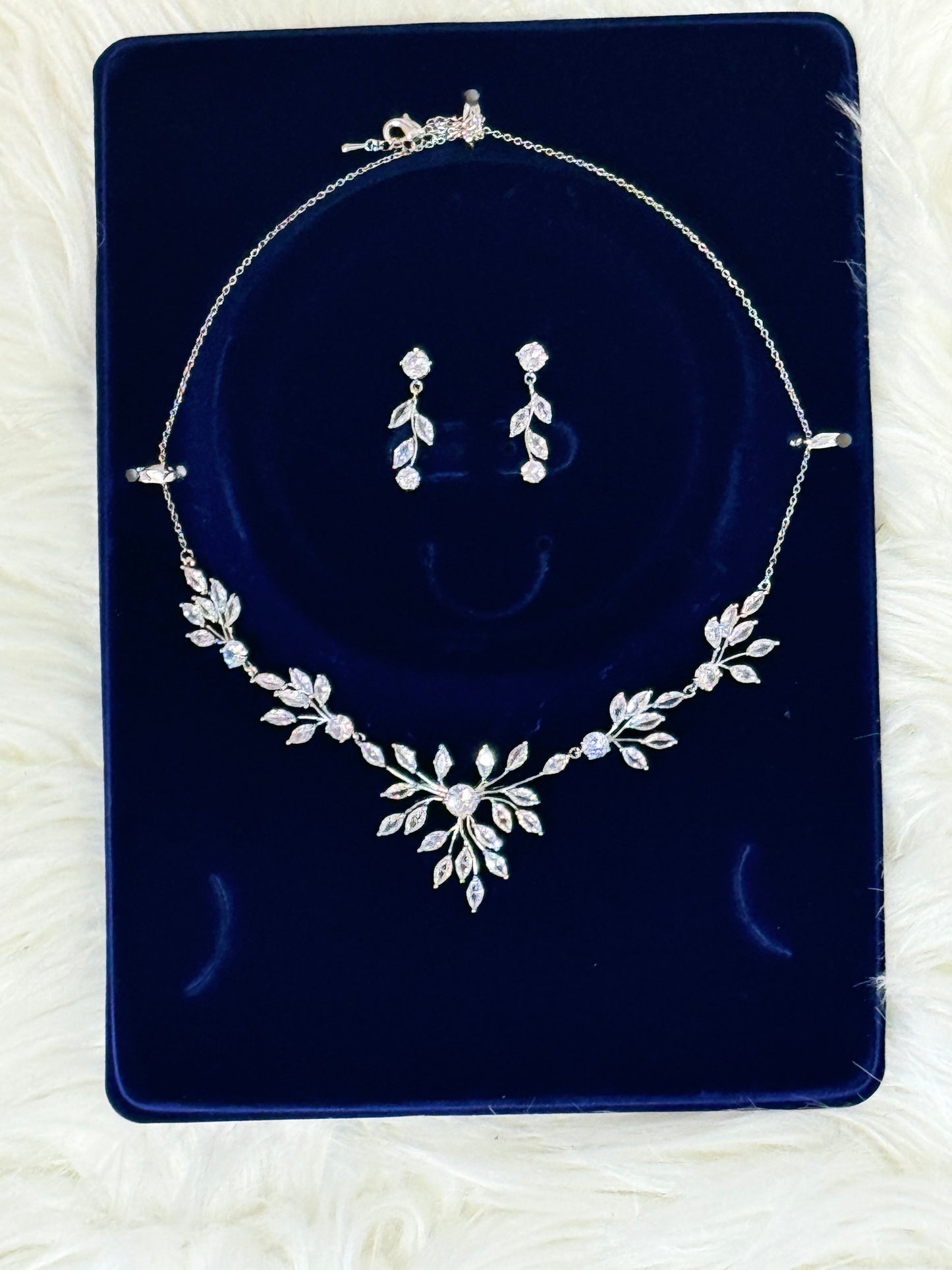 Calista necklace and earring set